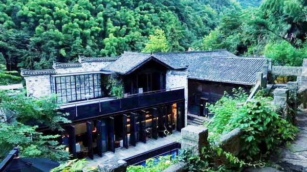 在不舍野馬嶺民宿中，中式家具被完好地繼承與發揚，客房的設計簡潔而有溫度，提供了舒適的生活體驗